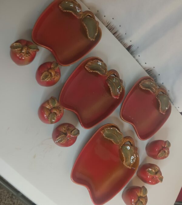 Set of 4 Apple Design Plates and Seasoning set